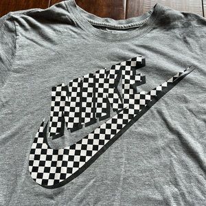 Nike - cool looking gray graphic tshirt for Men. Size M - very soft and strechy